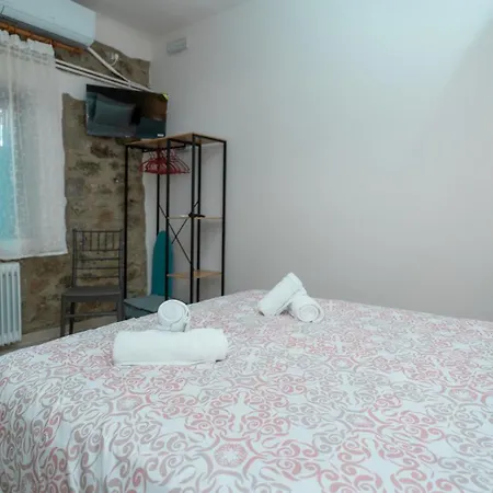 Akratos House